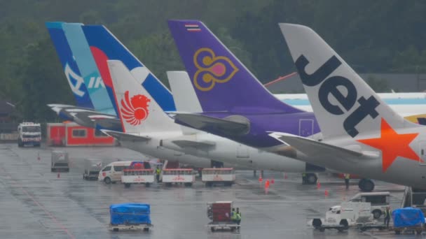 Хвости деякі літаків в аеропорту Пхукета. — стокове відео