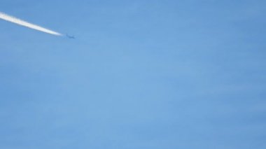 Yüksekten uçan uçak