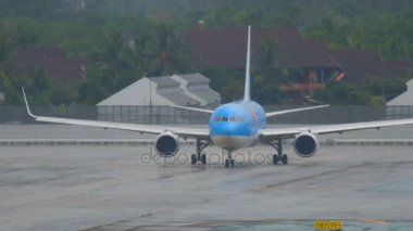 Uçak Boeing 767 önce hareket