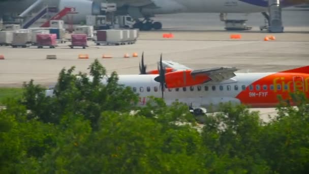 Flygplan Atr 72-500 landning — Stockvideo