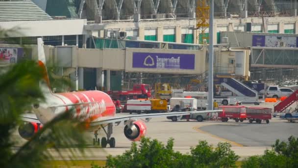 プーケット空港にエアアジアの飛行機 — ストック動画