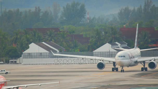 Avion Airbus 330 circulant avant le départ — Video