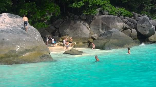 Turista sull'isola Similan — Video Stock