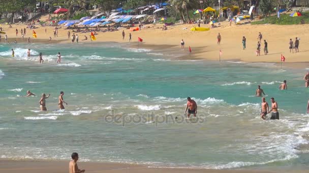 Olas en la playa de Nai Harn — Vídeo de stock