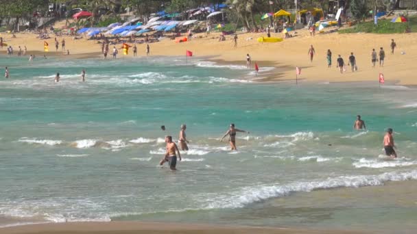 Vlny na pláž Nai Harn — Stock video