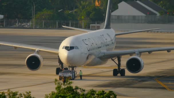 Samolot Airbus 330 holowanie przed odlotem — Wideo stockowe
