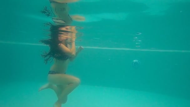 Mujer joven nadando bajo el agua — Vídeos de Stock