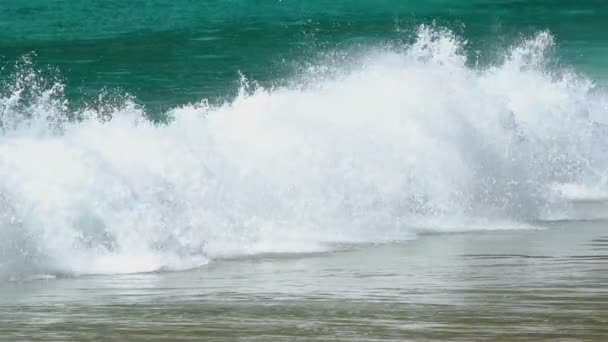 Golven op het strand van Nai Harn, Thailand — Stockvideo