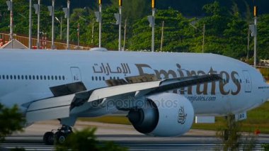 Uçak indikten sonra kalkıyor.