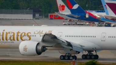 Uçak indikten sonra kalkıyor.