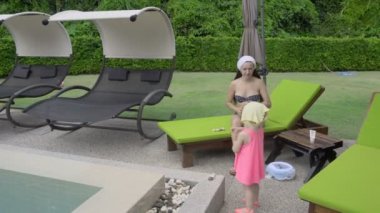 İki-yıl-yaşlı kız yakınındaki otel Havuzu