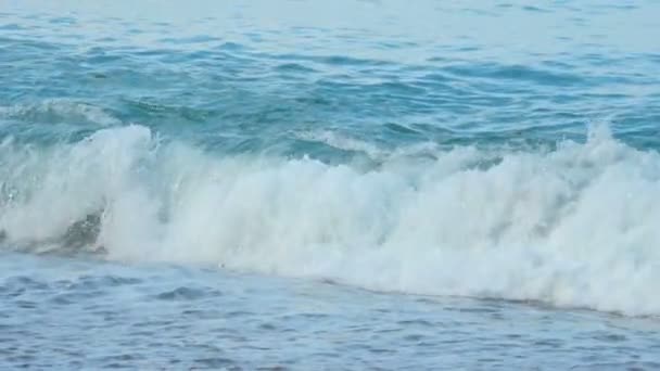 Türkiz gördülő hullám, lassított felvétel — Stock videók