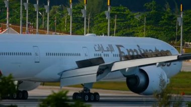 Uçak indikten sonra kalkıyor.