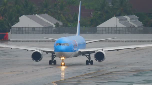 Самолет Boeing 767 перед вылетом — стоковое видео