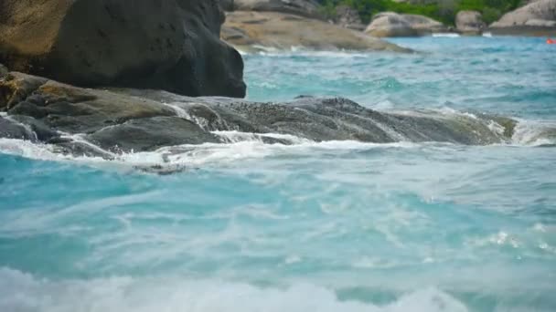 Turkis rullende bølge, slowmotion – Stock-video