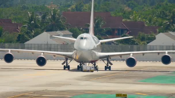 Flygplan motorer börjar före avgång — Stockvideo