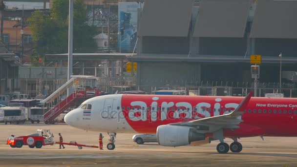 Aereo Airbus 320 rimorchio prima della partenza — Video Stock