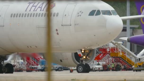 Chegar a Phuket - taxiing após o desembarque — Vídeo de Stock