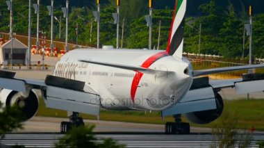 Uçak indikten sonra kalkıyor.