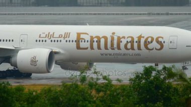 Uçak kalkıştan önce kalkıyor.