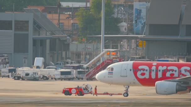 Avion Airbus 320 remorquant avant le départ — Video