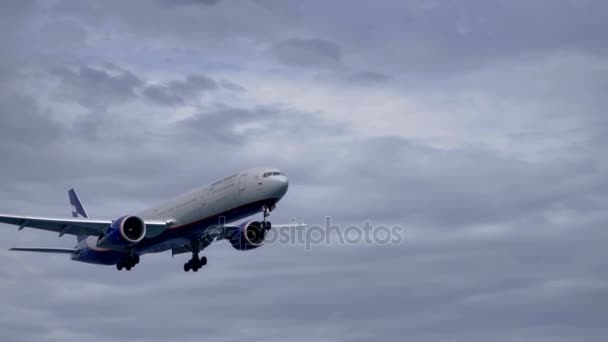 Boeing 777 närmar sig på Phukets flygplats — Stockvideo