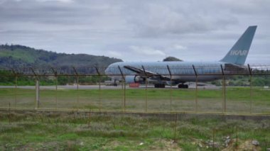 Uçak kalkıştan önce kalkıyor.