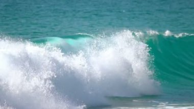 Dalgalar üzerinde plaj, Nai Harn, Tayland