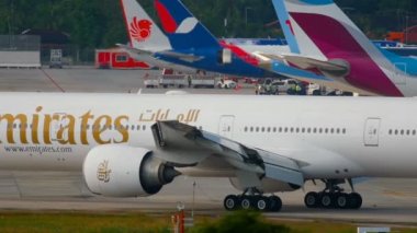 Uçak indikten sonra kalkıyor.