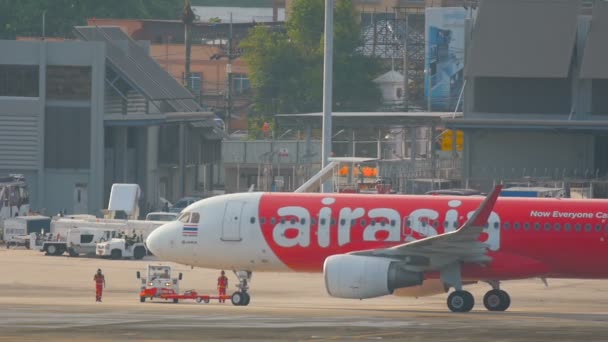 Avião Airbus 320 reboque antes da partida — Vídeo de Stock