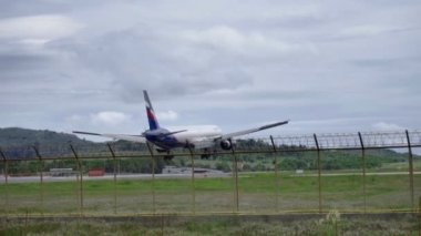 Boeing 777 Phuket havaalanına iniyor.