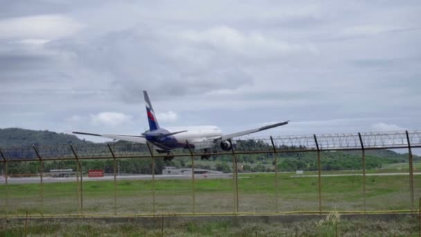 Προσγείωση Boeing 777 στο αεροδρόμιο Πουκέτ — Αρχείο Βίντεο