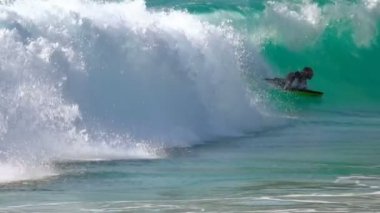 Dalgalar üzerinde plaj, Nai Harn, Tayland