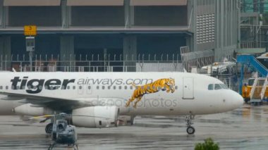 Uçak indikten sonra kalkıyor.