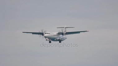 Turboprop uçak yaklaşıyor