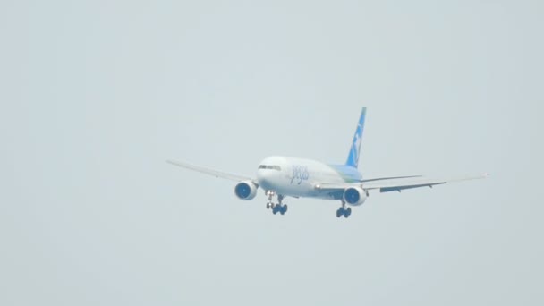 Avião Boeing 767 se aproximando — Vídeo de Stock