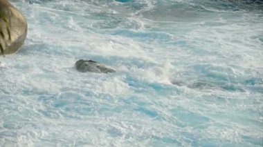 Turkuaz dalgalar, ağır çekim