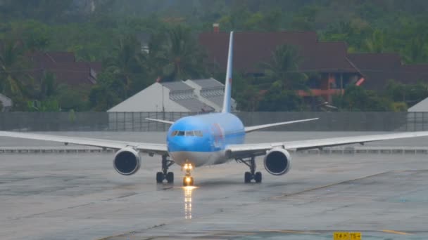 Uçak Boeing 767 önce hareket — Stok video