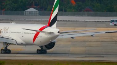 Uçak indikten sonra kalkıyor.