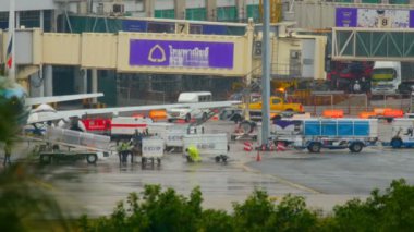 Uçak indikten sonra kalkıyor.