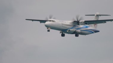 Turboprop uçak yaklaşıyor
