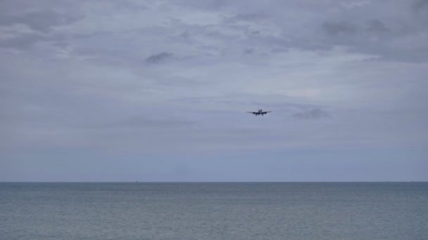 Avião se aproximando no aeroporto de Phuket — Vídeo de Stock