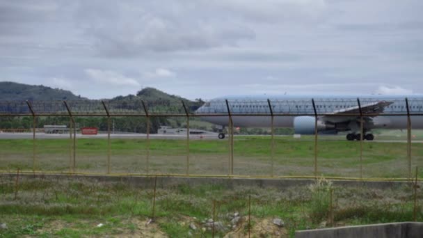 Avión en rodaje a pista antes de la salida — Vídeos de Stock