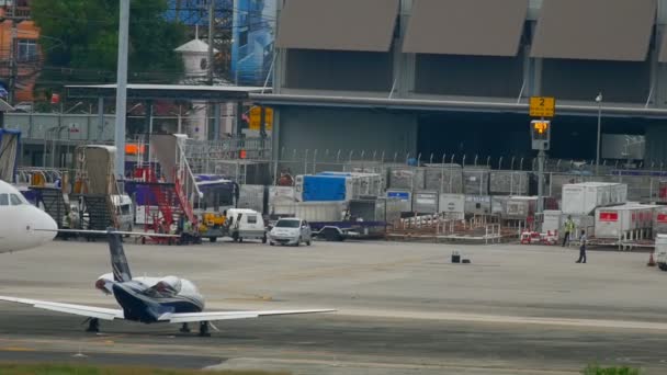 Avión Airbus 319 rodaje después del aterrizaje — Vídeos de Stock
