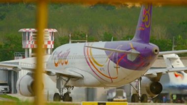 Uçak indikten sonra kalkıyor.