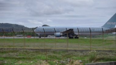 Uçak kalkıştan önce piste iniyor.