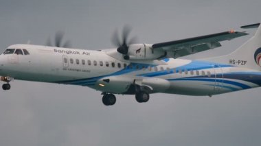 Turboprop uçak yaklaşıyor