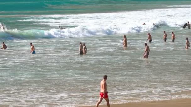 Ondas na praia de Nai Harn — Vídeo de Stock