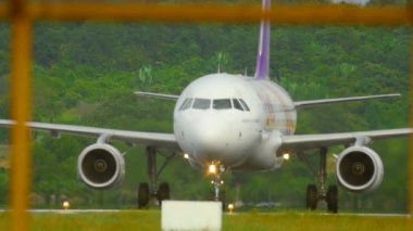 Uçak indikten sonra kalkıyor.