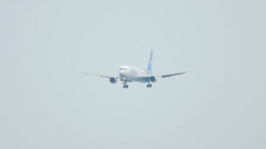 Uçak Boeing 767 yaklaşıyor ve açılış